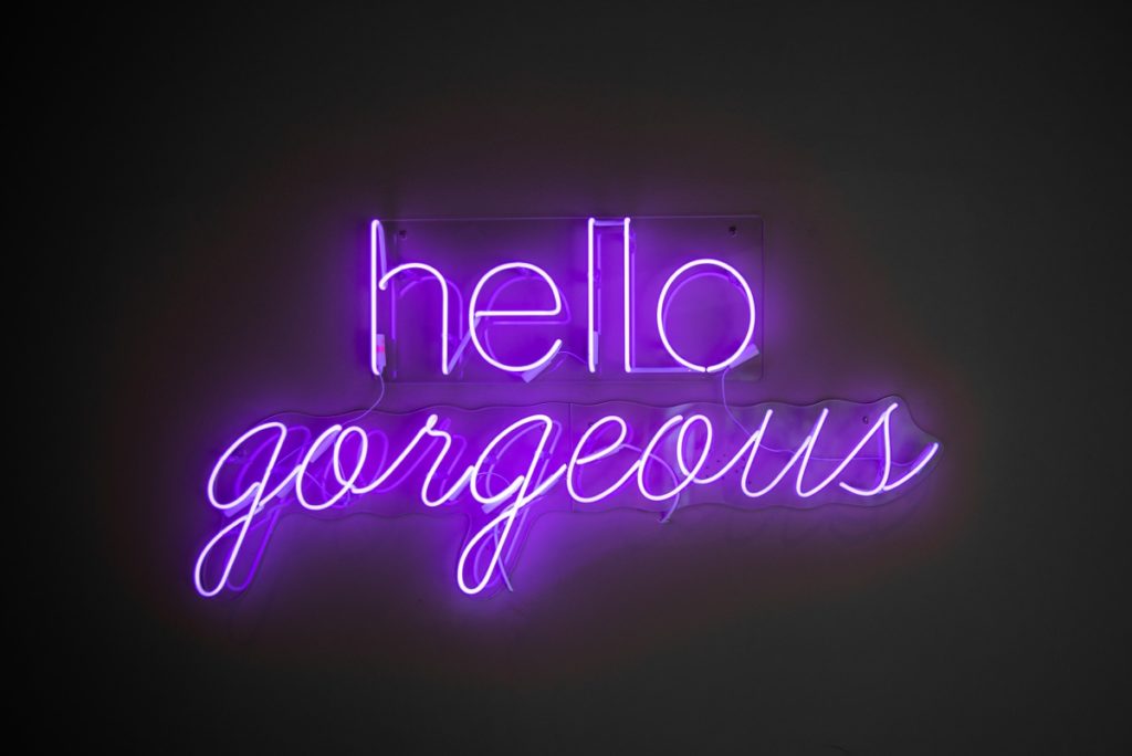 Neon Schrift hello gorgeous in lila
