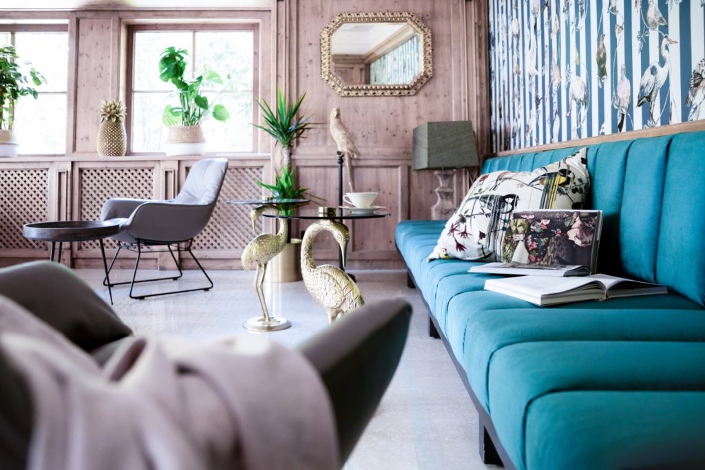 Hotellobby mit Couch und Stühlen und Pflanzen