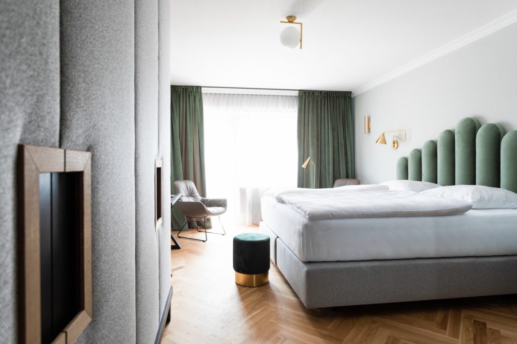 Hotel Zimmer mit Kasten und Bett in mintgrün